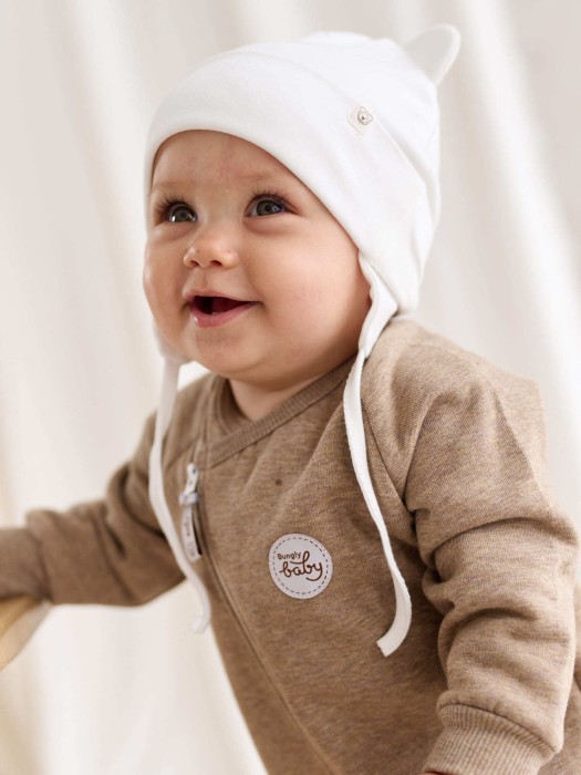 шапка трикотажная двухслойная "молоко" 0+ от бренда bungly вид слева