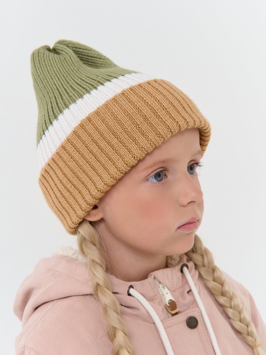 шапка тыква из смесовой шерсти однослойная колор блок "песок" от бренда bungly вид слева