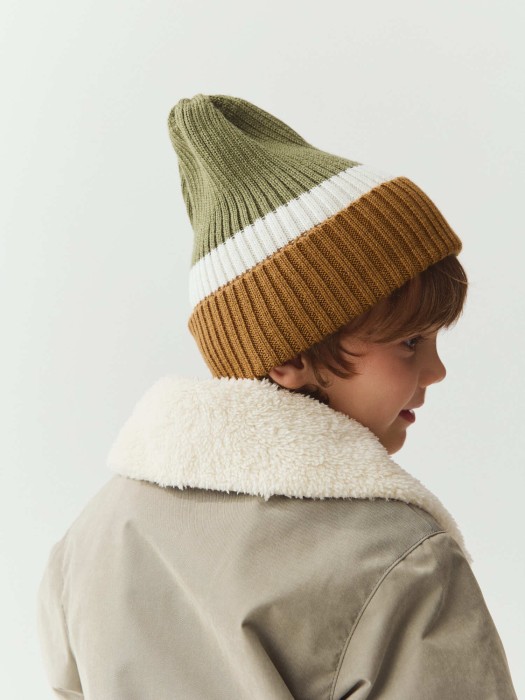шапка тыква из смесовой шерсти однослойная колор блок "полынь" от бренда bungly вид слева