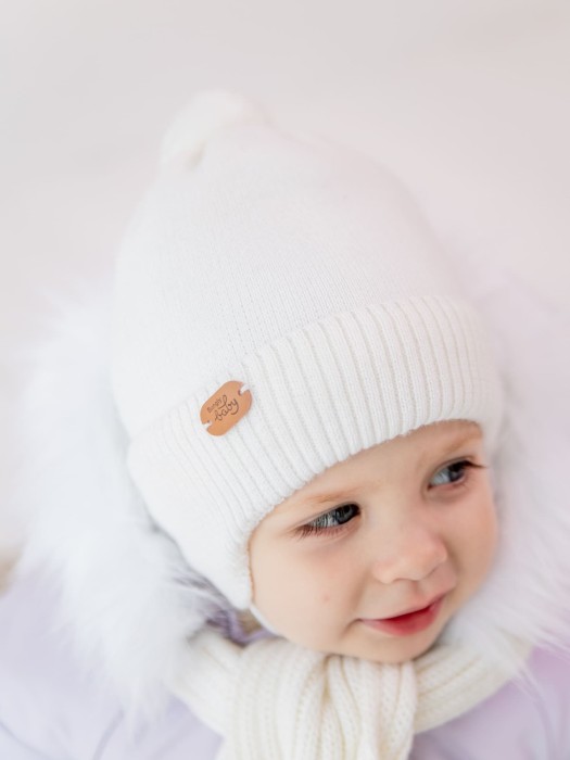шапка зимняя из смесовой шерсти "снежок" 0+ от бренда bungly вид слева