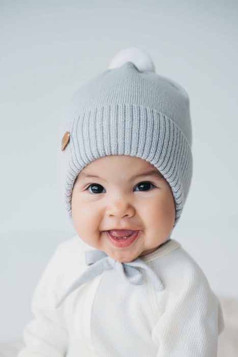 шапка зимняя из смесовой шерсти "жемчуг" на завязках 0+ от бренда bungly вид слева