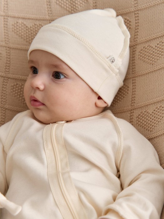 шапочка "топлёное молоко" 0+ от бренда bungly вид слева