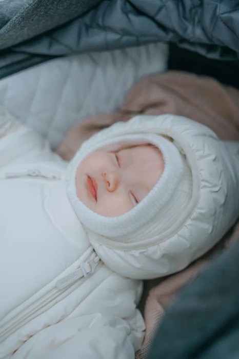 шлем вязаный из вискозы "молоко" 0+ из россии вид сбоку