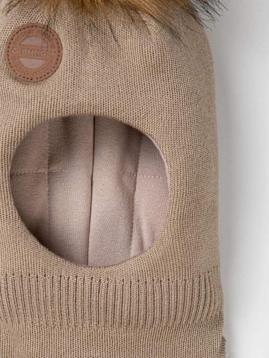 шлем зимний из смесовой шерсти "беж" с меховым помпоном от бренда bungly вид слева