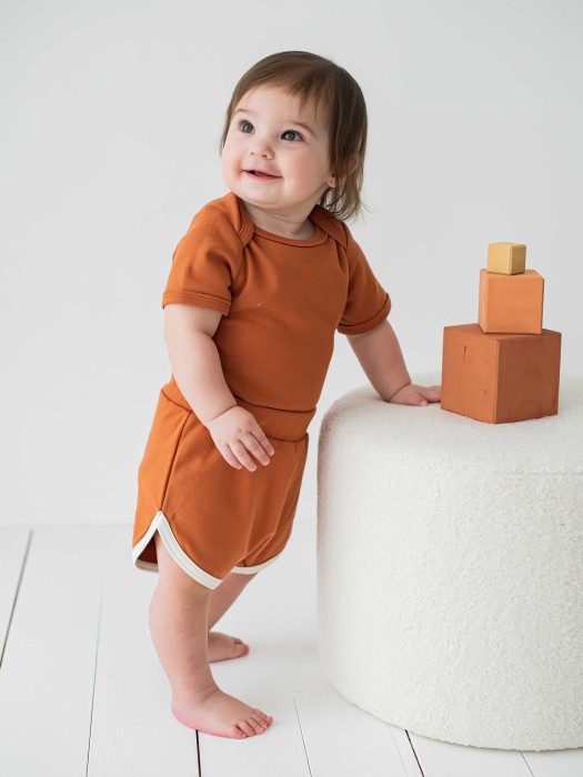 шорты "корица" 0+ от бренда bungly вид слева