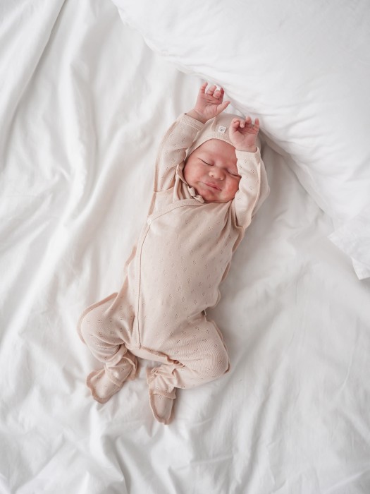 слип на кнопках "нюд" из ажурного хлопка 0+ от бренда bungly вид слева