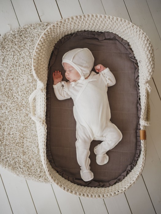 слип на кнопках с крылышками "молоко" из ажурного хлопка 0+ от бренда bungly вид слева