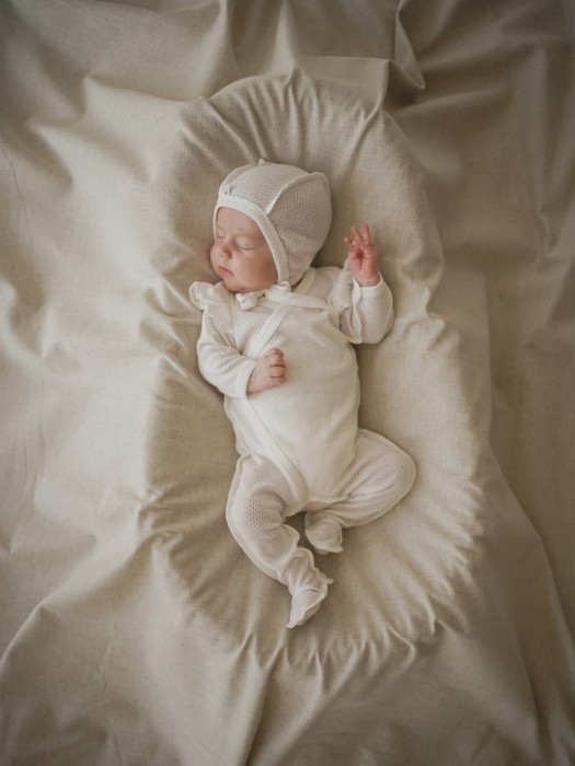 слип на кнопках с крылышками "молоко" из ажурного хлопка 0+ универсального стиля с лицевой стороны