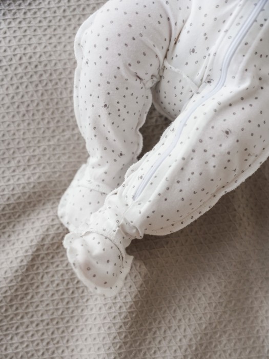 слип на молнии с закрытой ножкой "мишутка" 0+ по цене 1999 руб вид справа