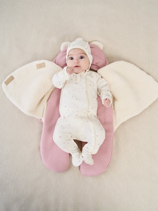 слип с закрытой ножкой "бежевые звезды" 0+ из проверенных материалов спереди