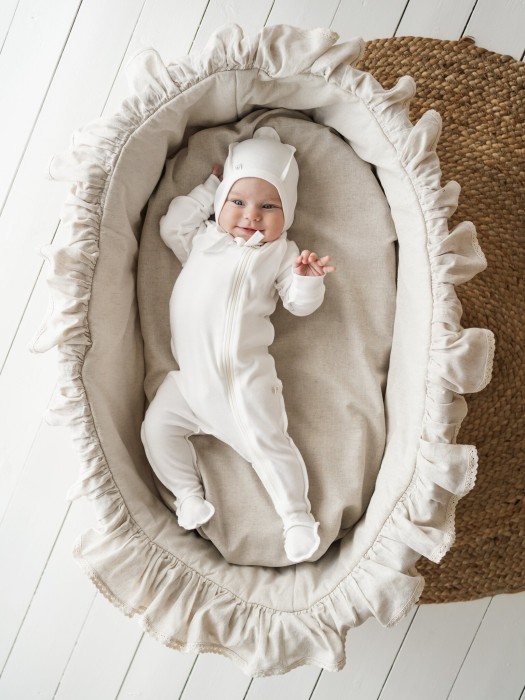 слип с закрытой ножкой "сливки" 0+ от бренда bungly вид слева