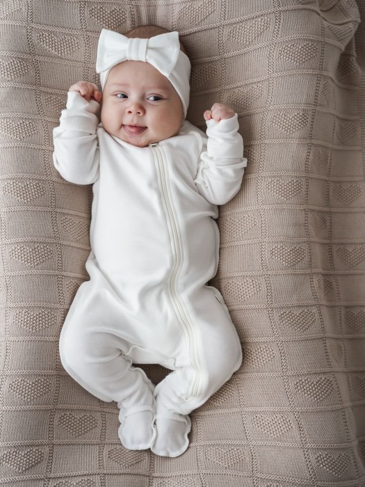 слип с закрытой ножкой "сливки" 0+ из проверенных материалов спереди