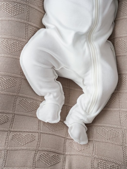 слип с закрытой ножкой "сливки" 0+ универсального стиля с лицевой стороны