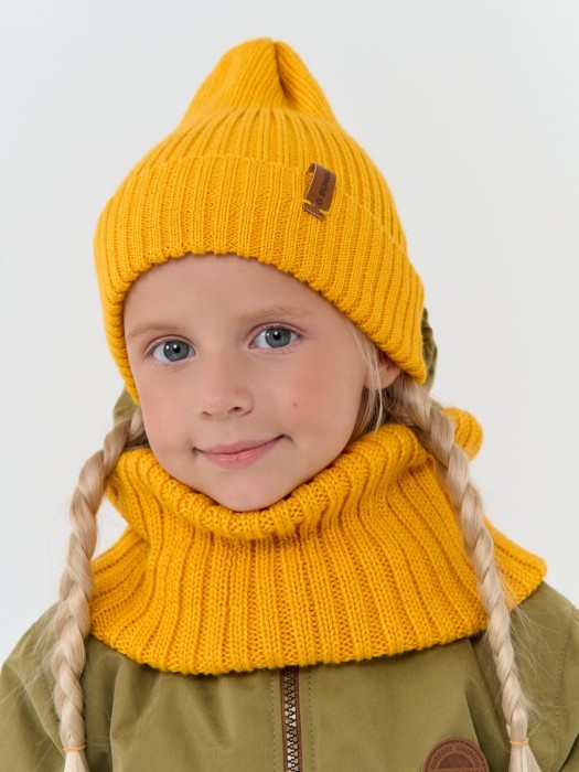 снуд из смесовой шерсти "горчица" вертикальная вязка от бренда bungly вид слева