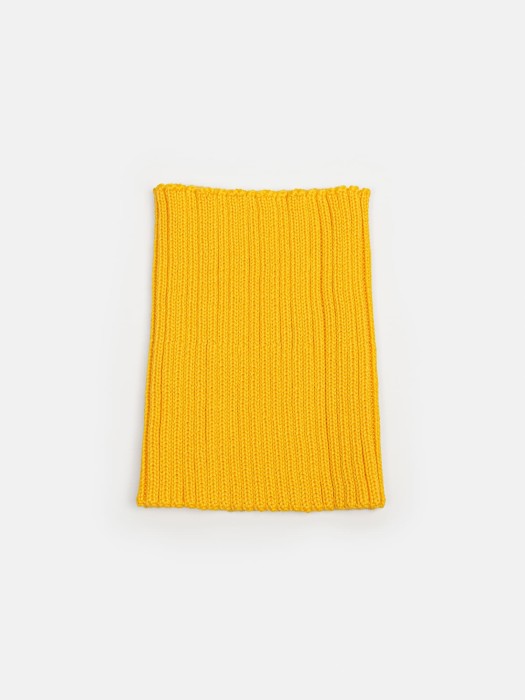 снуд из смесовой шерсти "горчица" вертикальная вязка из россии вид сбоку