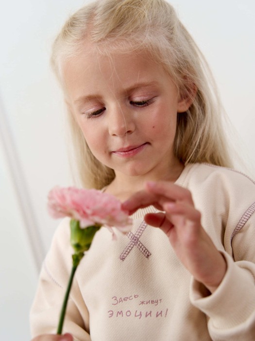 свитшот "здесь живут эмоции" от бренда bungly вид слева