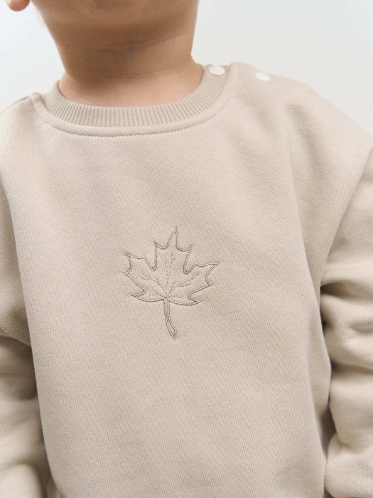 свитшот "жемчуг" утепленный 0+ от бренда bungly вид слева