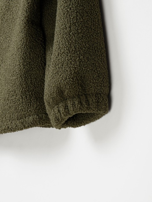 Товар хаки цвета с внутренней стороны