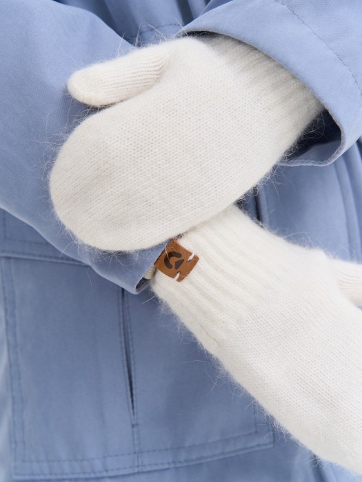 варежки вязаные из ангоры "молоко" от бренда bungly вид слева