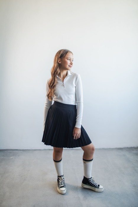 Товар черного цвета с внутренней стороны