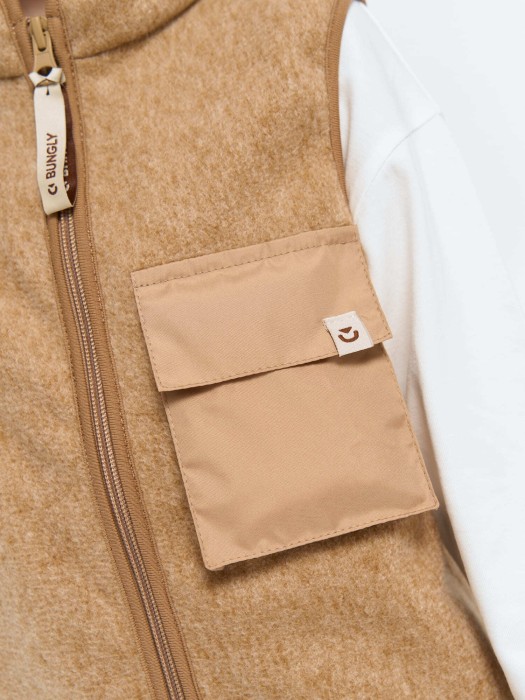 Товар бежевого цвета с внутренней стороны