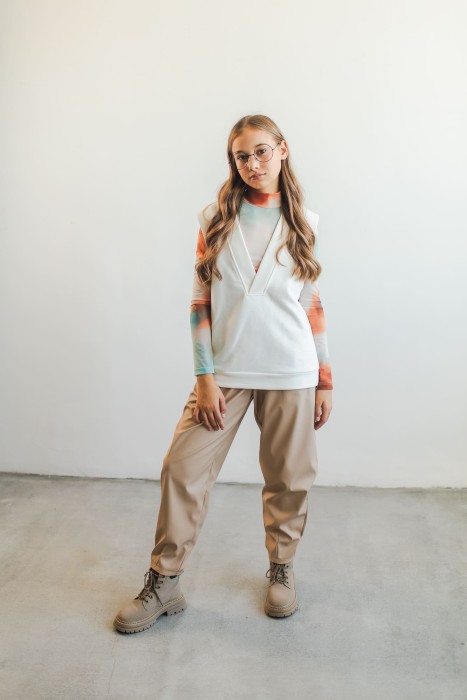 жилет "молоко" подростковый от бренда bungly вид слева