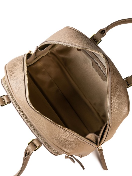 Товар бежевого цвета с внутренней стороны