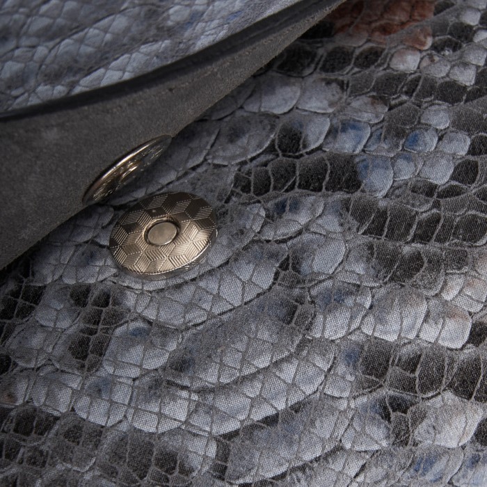 Товар серого цвета с внутренней стороны