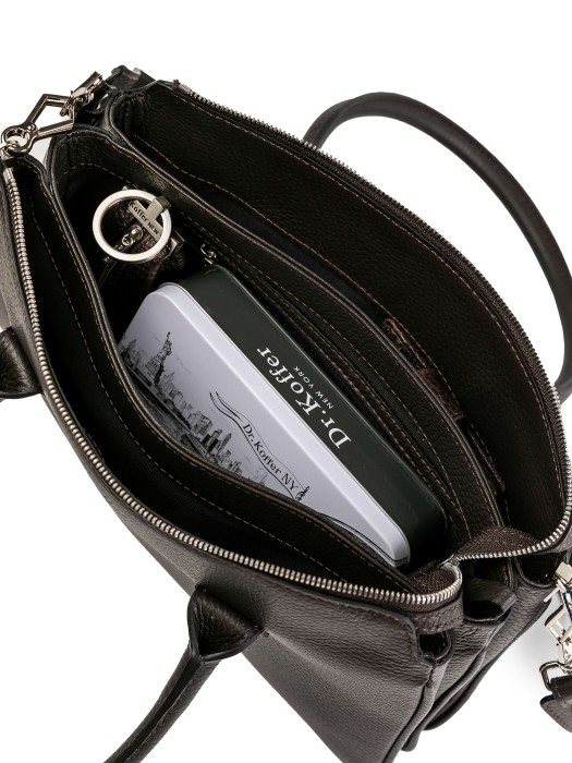 Товар коричневого цвета с внутренней стороны