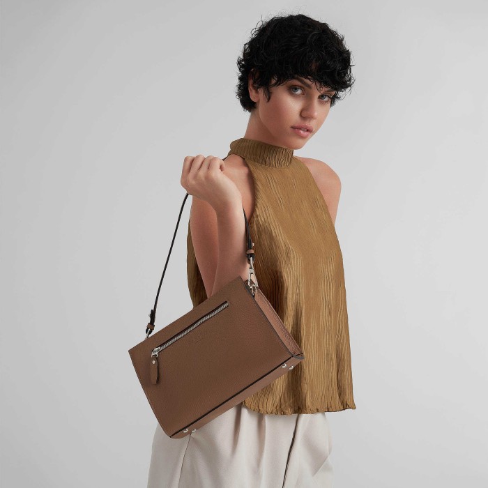 Товар коричневого цвета с внутренней стороны