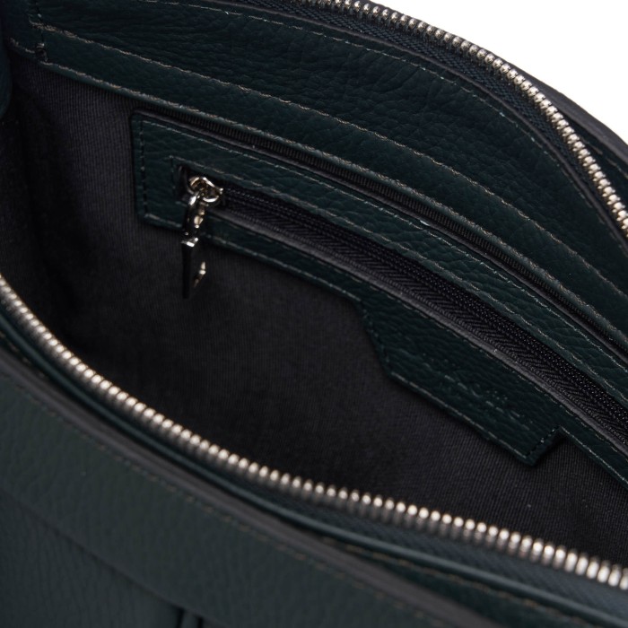 Товар зеленого цвета с внутренней стороны