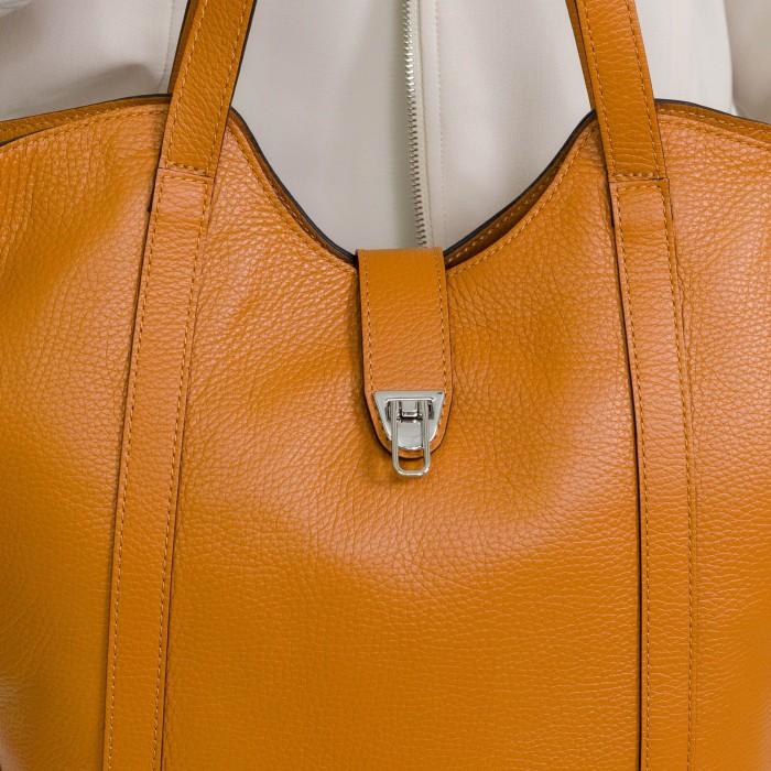 Товар оранжевого цвета с внутренней стороны