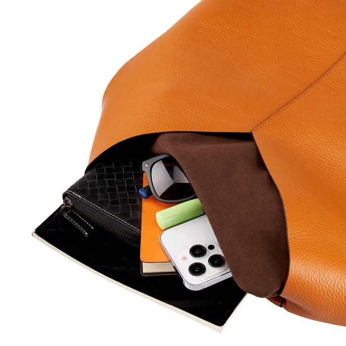 Товар оранжевого цвета с внутренней стороны