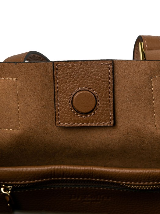 Товар коричневого цвета с внутренней стороны