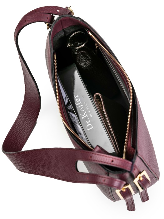 Товар красного цвета с внутренней стороны