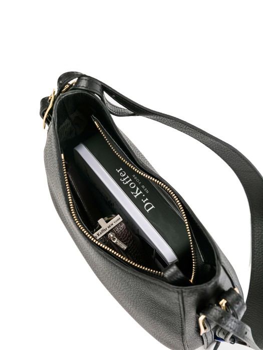 Товар черного цвета с внутренней стороны