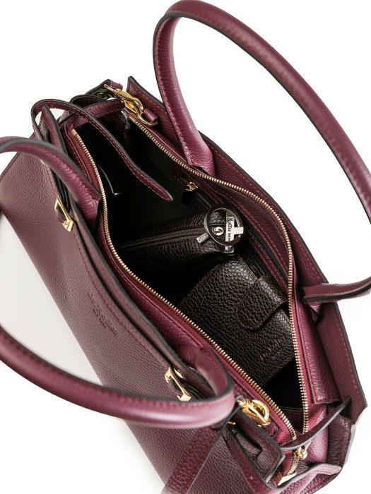 Товар красного цвета с внутренней стороны