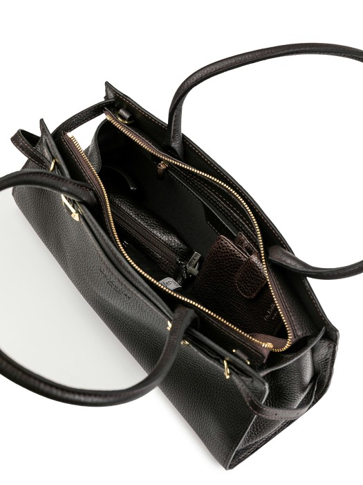 Товар коричневого цвета с внутренней стороны