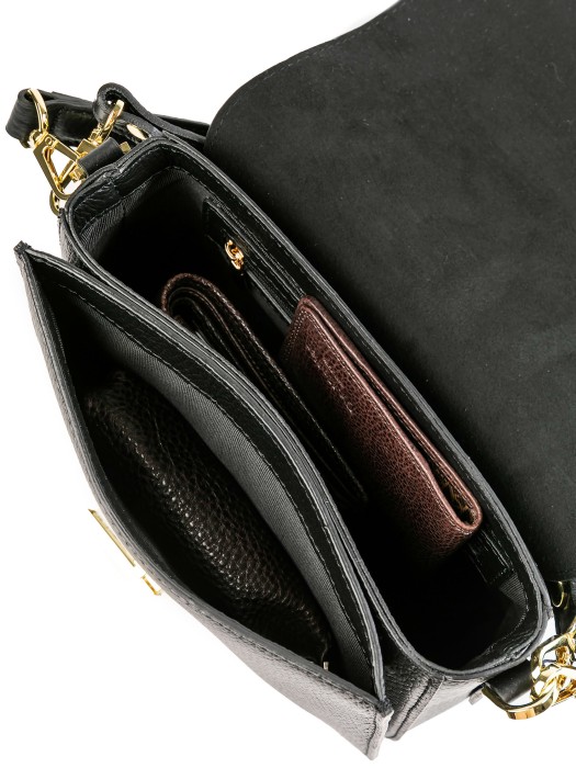 Товар черного цвета с внутренней стороны