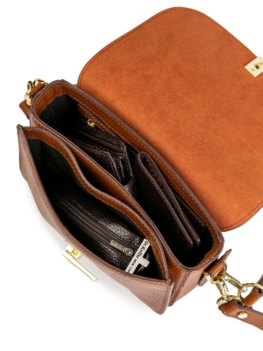 Товар коричневого цвета с внутренней стороны