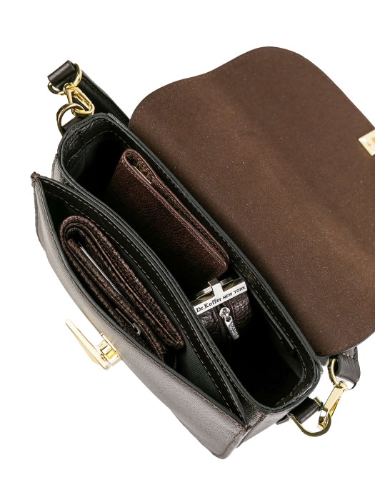 Товар коричневого цвета с внутренней стороны