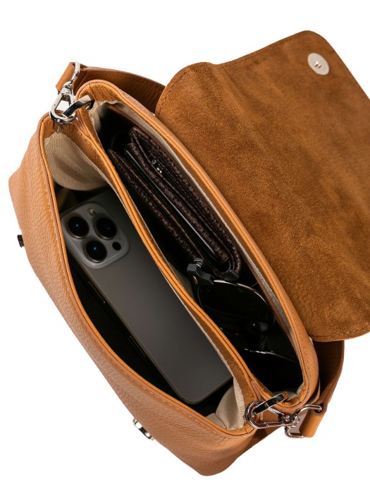 Товар коричневого цвета с внутренней стороны