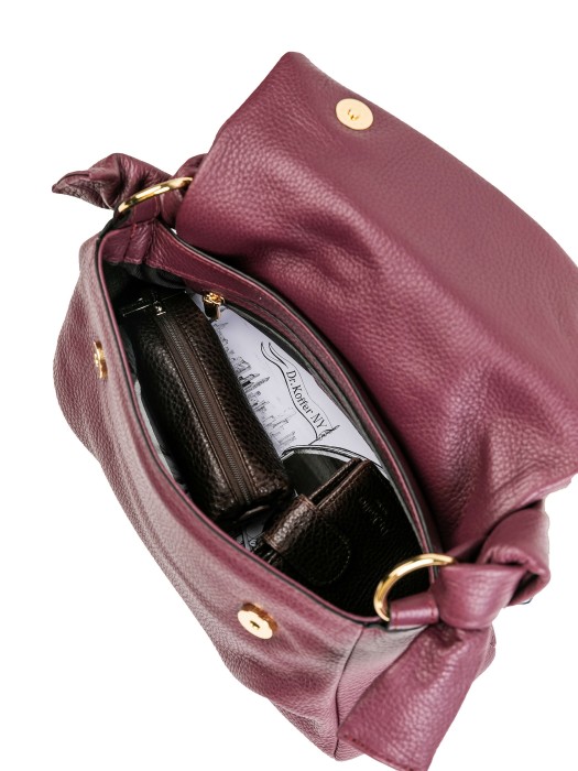 Товар красного цвета с внутренней стороны