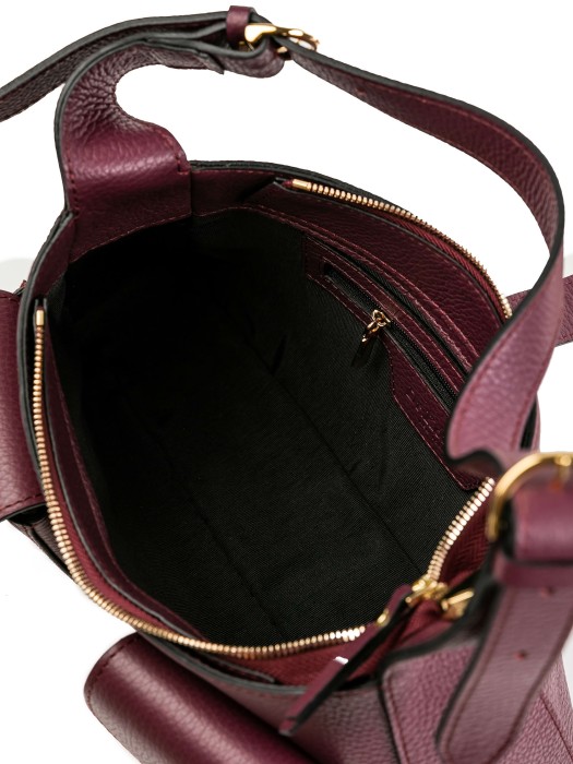 Товар красного цвета с внутренней стороны