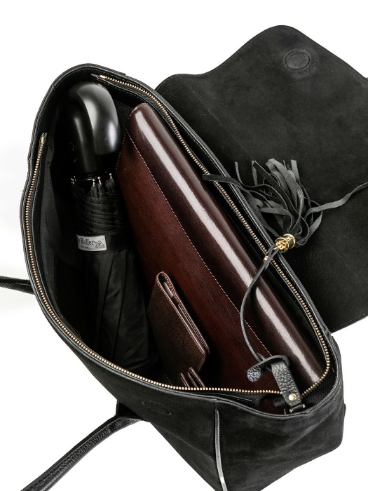 Товар черного цвета с внутренней стороны