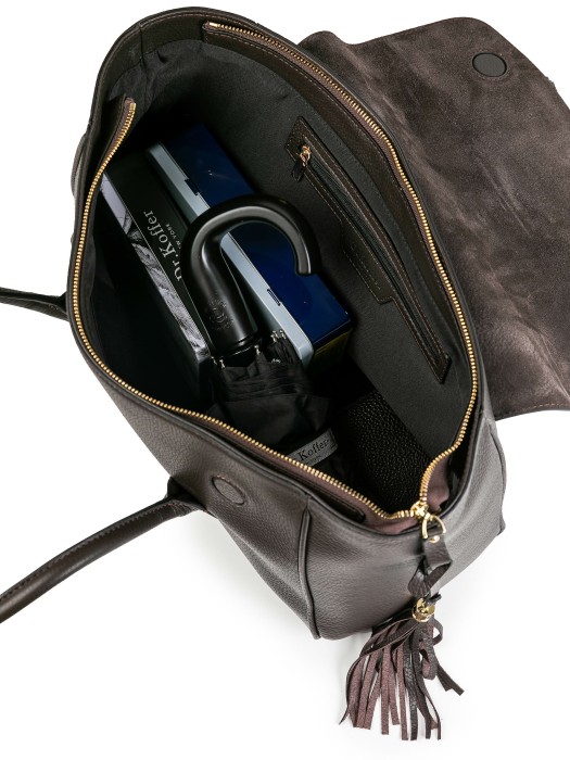 Товар коричневого цвета с внутренней стороны