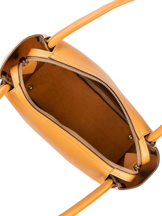 Товар коричневого цвета с внутренней стороны