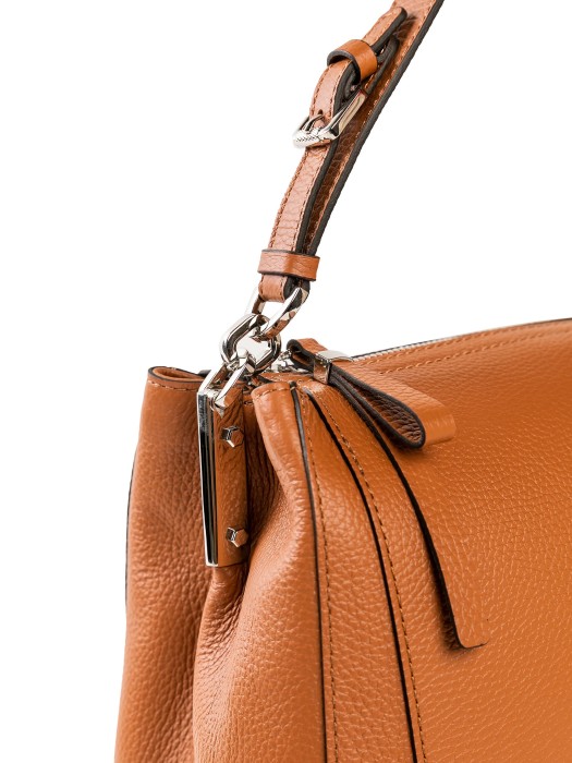 Товар коричневого цвета с внутренней стороны