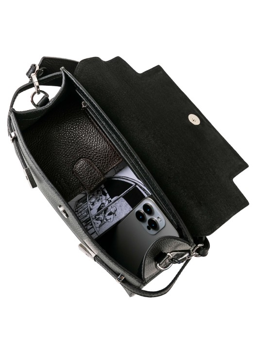 Товар черного цвета с внутренней стороны