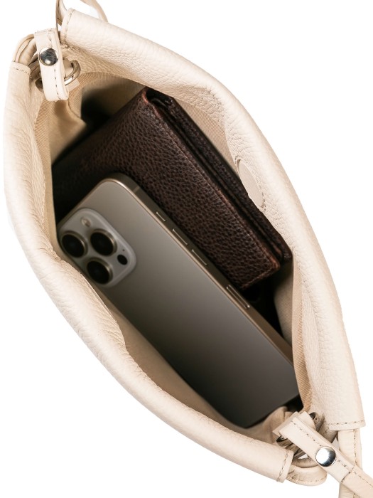 Товар белого цвета с внутренней стороны